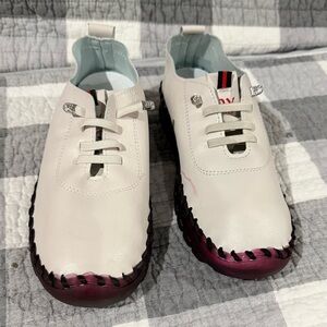 Women’s Brand New Crazy Savage Athletic Casual Tennis Shoe. Size 7.